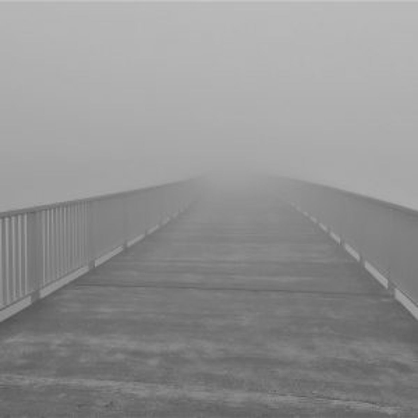 Brücke im Nebel als Sinnbild für Motivationssprüche für die Arbeit