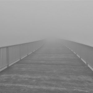 Brücke im Nebel als Sinnbild für Motivationssprüche für die Arbeit