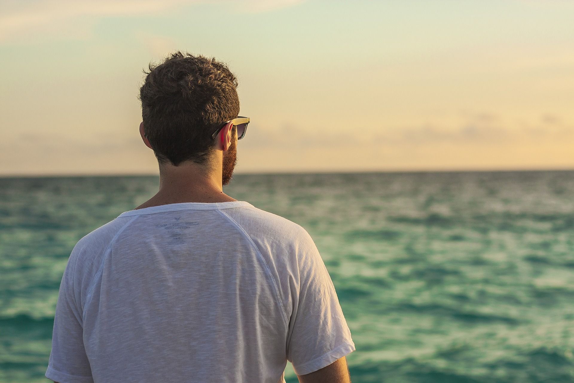 Jüngerer Mann schaut auf das offene Meer