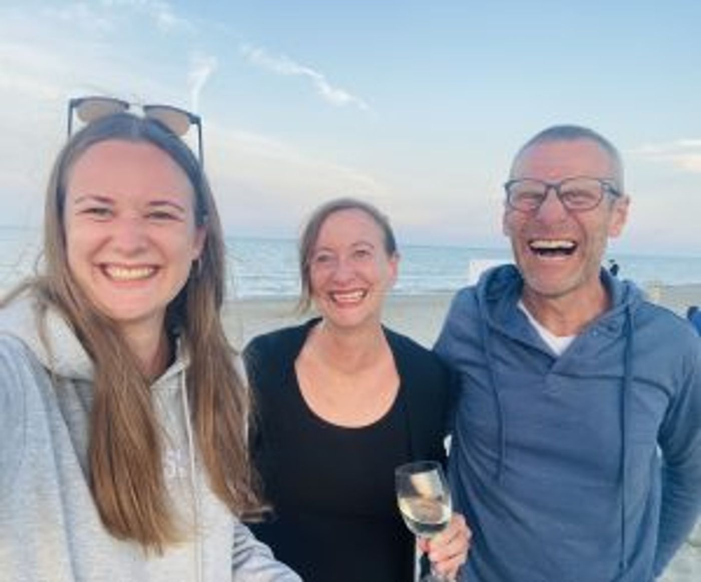 Tochter, Mutter und Vater am Meer