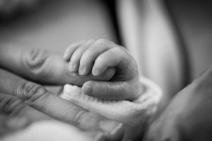 Baby hält einen Finger fest