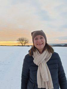 Portrait Alexandra Cordes-Guth in Winterlandschaft mit Baum im Hintergrund