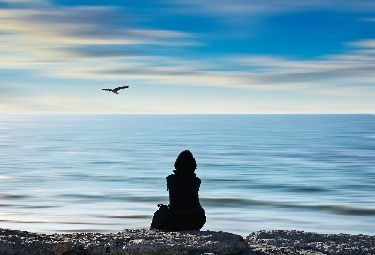 Frau am Strand als Sinnbild dafür wie du dein Warum fndest