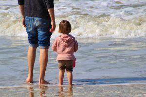 Vater und kleines Kind am Meer