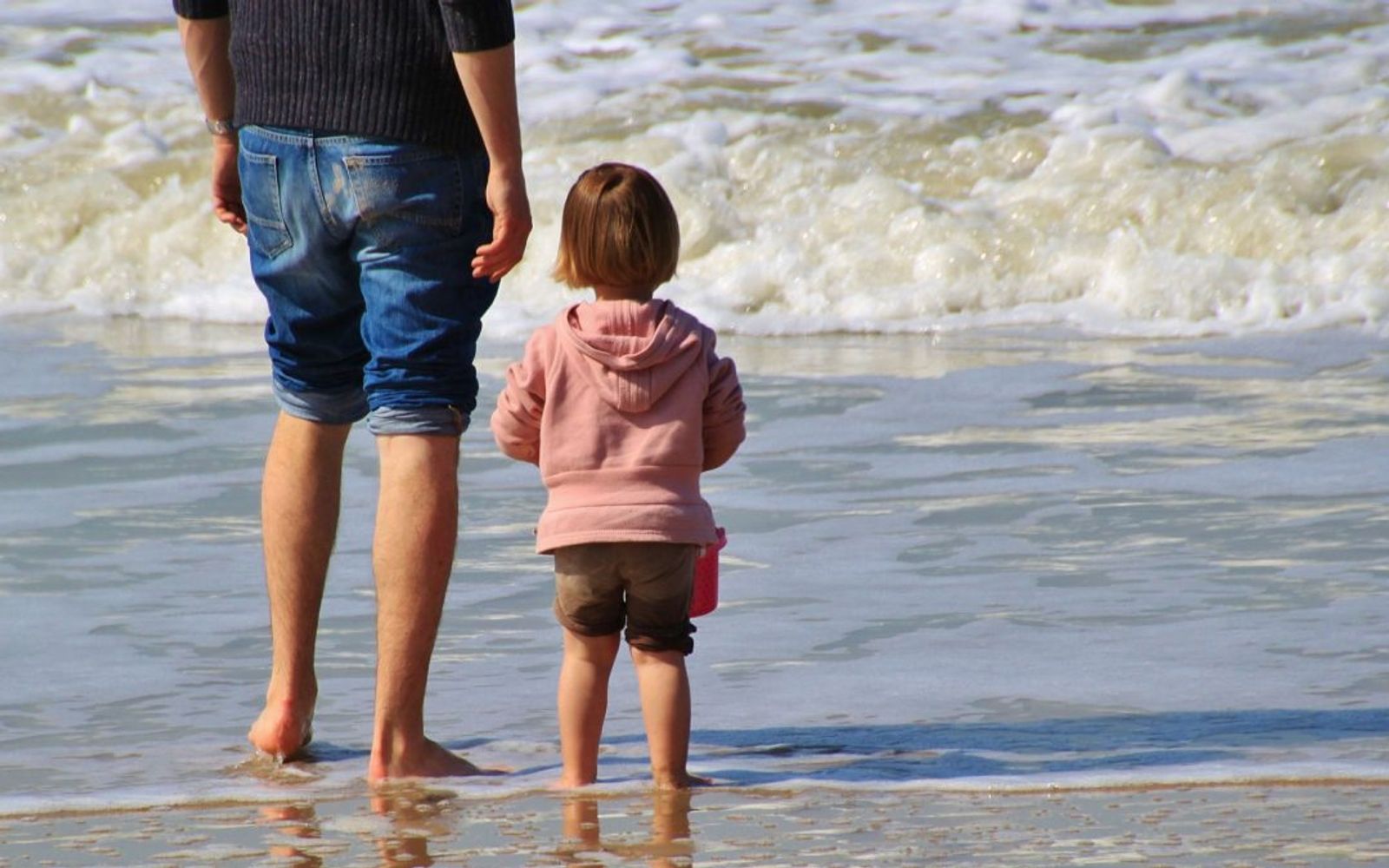 Vater und Tochter am Meer als Sinnbild für starke Selbstliebe