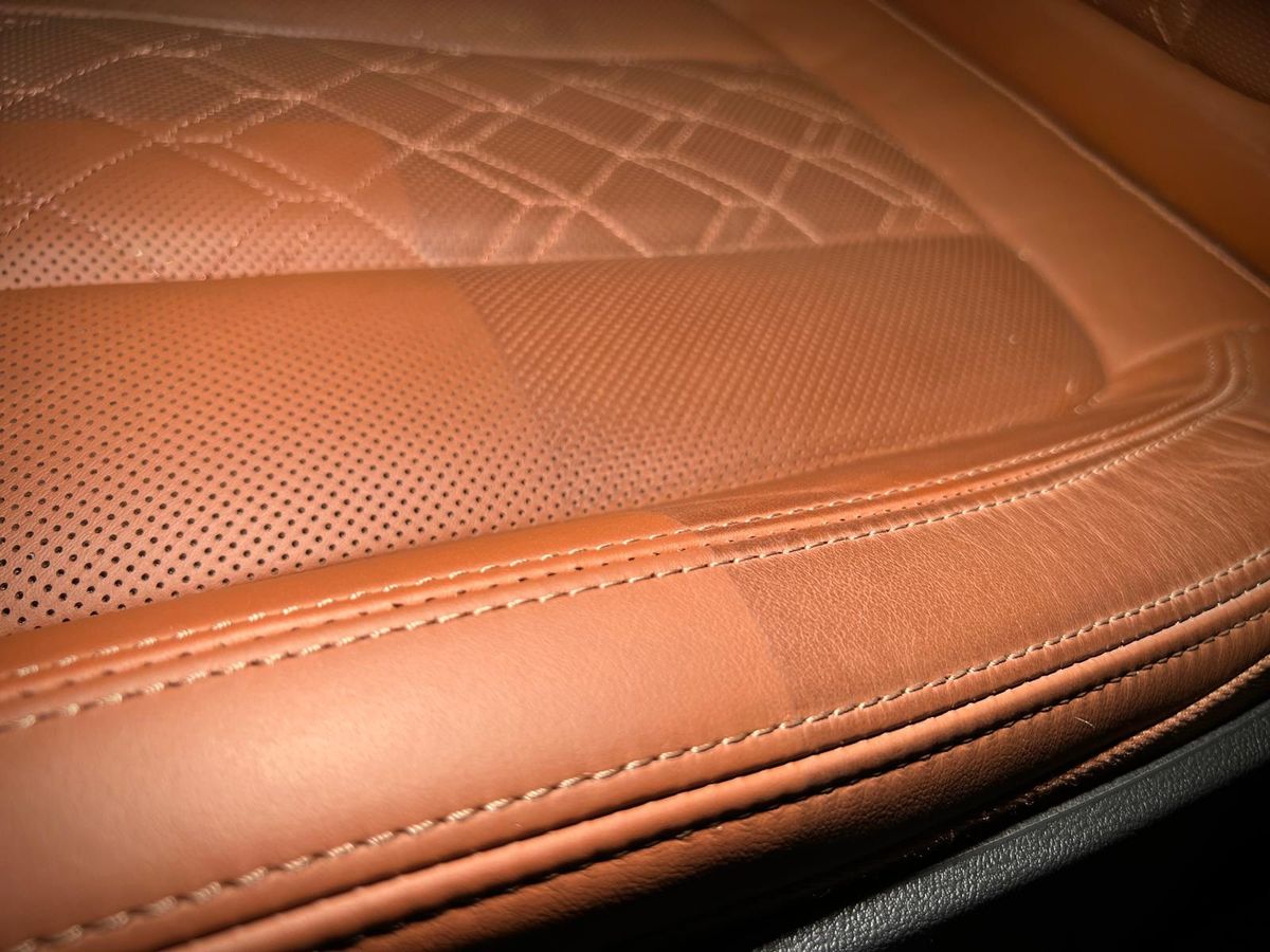 Skórzana tapicerka – jak o nią dbać, żeby nie pękała?