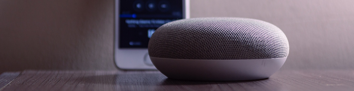 Smart högtalare och mobiltelefon.