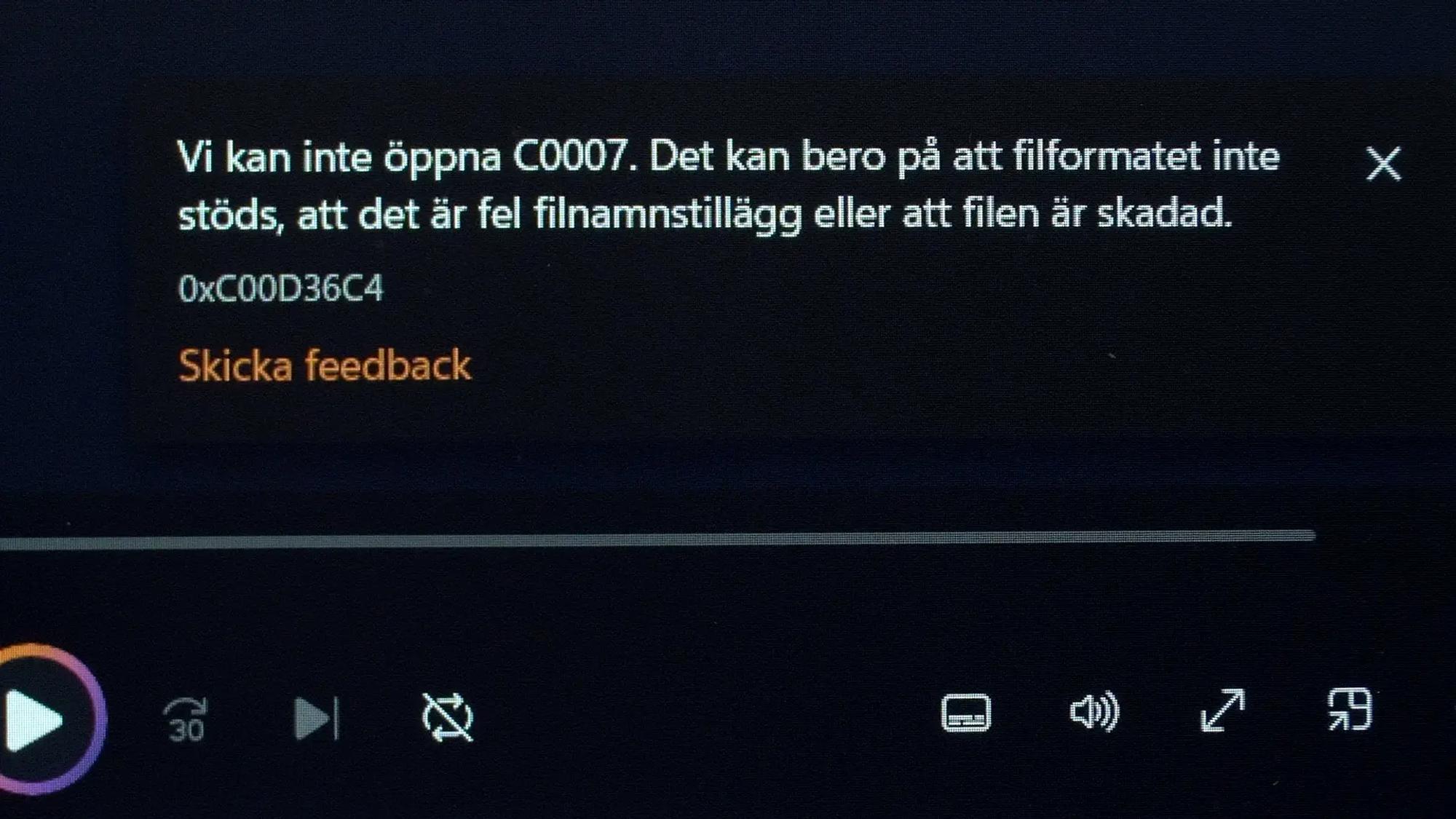 Windows Media Player visar ett felmeddelande. Mediaspelaren kan inte spela upp filen eftersom ”filformatet inte stöds, att det är fel filnamnstillägg eller att filen är skadad”. 