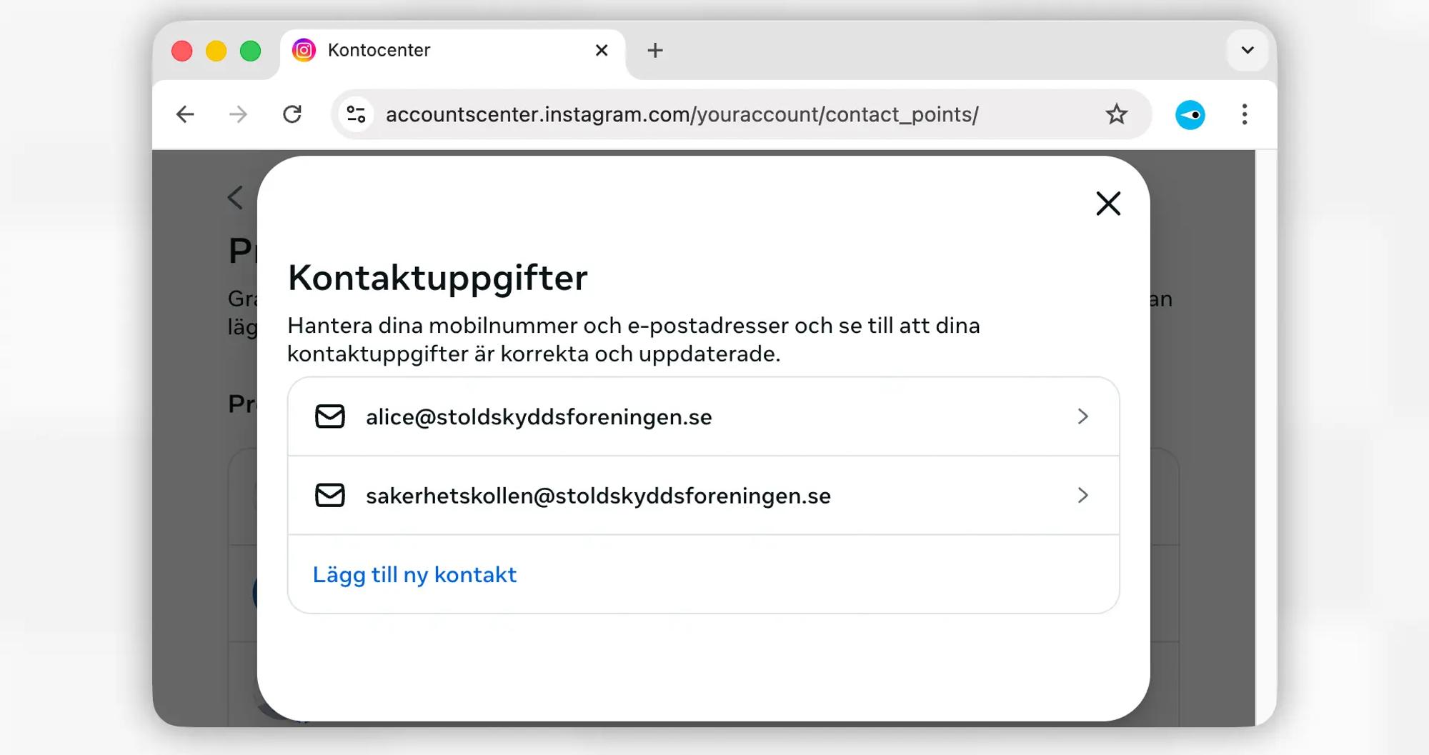 Skärmavbild av Instagrams kontocenter som visar att ett konto har två kopplade mejladresser. 