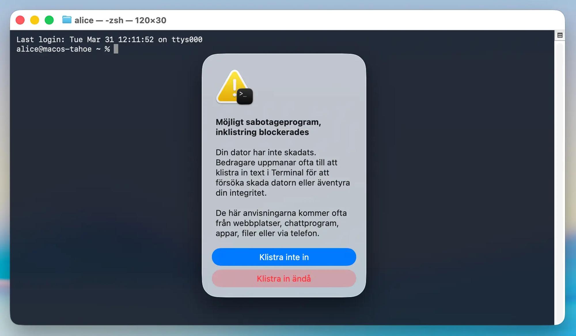 Skärmavbild av dialogruta i Mac OS 26 med rubriken ”möjligt sabotageprogram, inklistring blockerades”. I rutan står: ”bedragare uppmanar ofta till att klistra in text i Terminal för att försöka skada datorn eller äventyra din integritet”. Användaren har två val: ”klistra inte in” (blå knapp) eller ”klistra in ändå” (röd knapp).