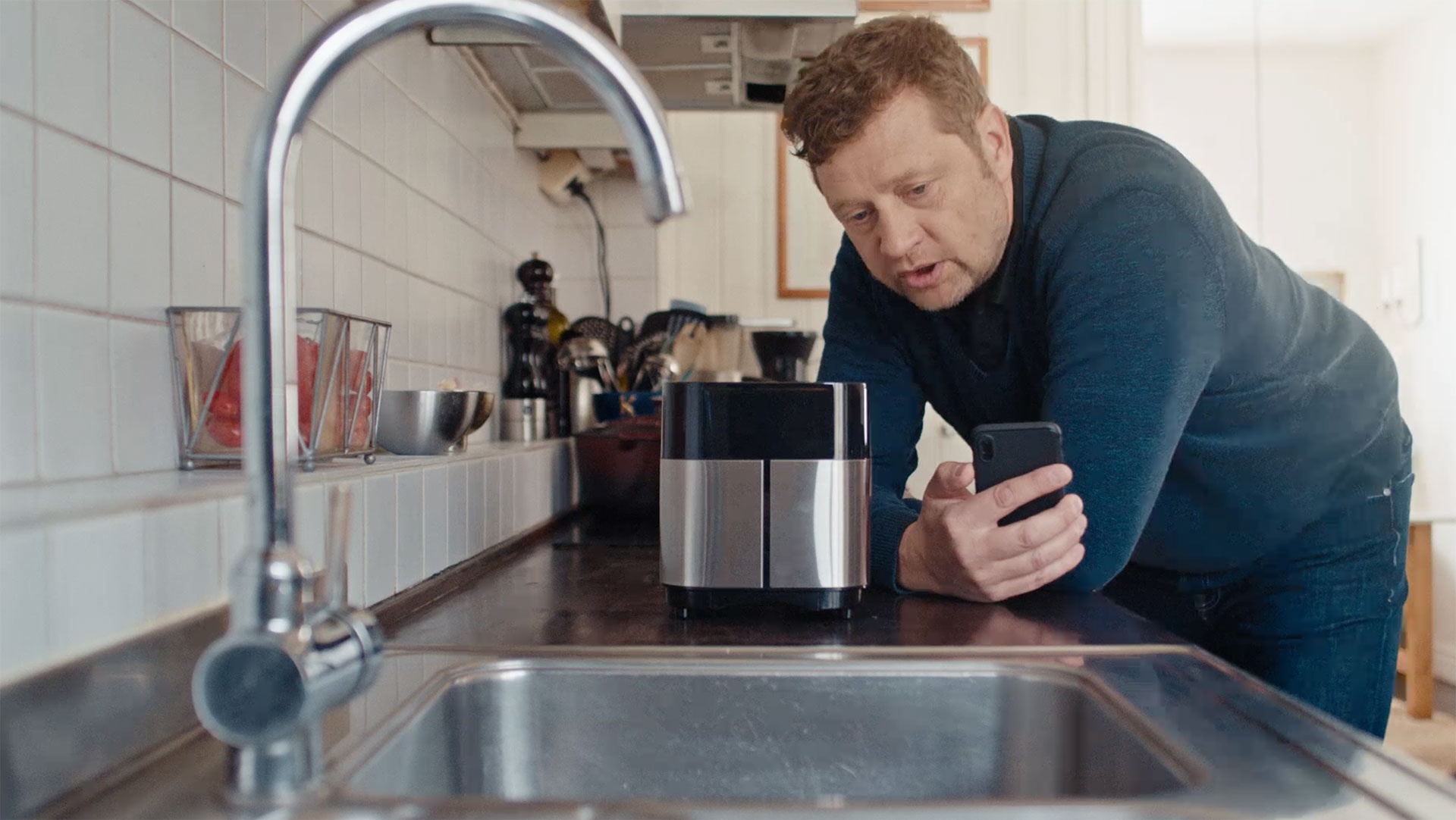 Johan Petterson pratar med Internet of things brödrost