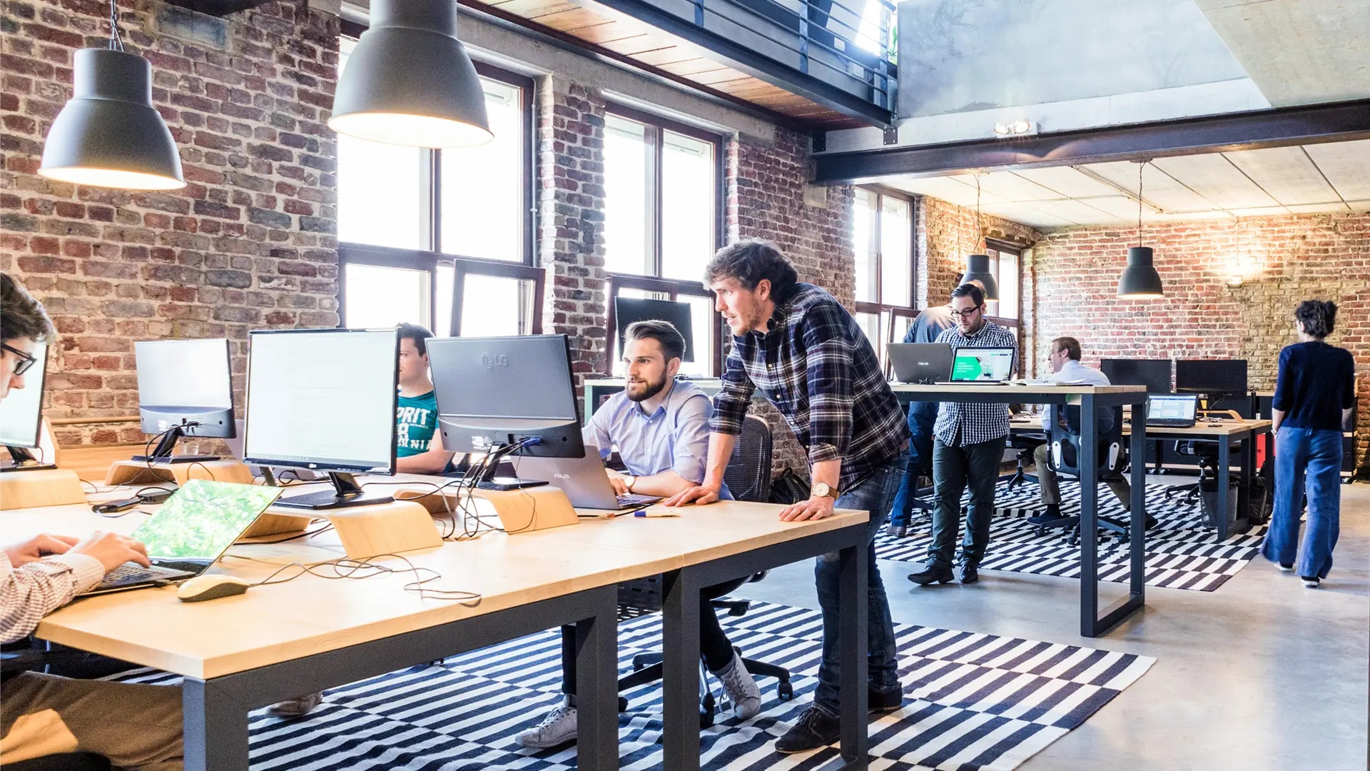 Medarbetare jobbar från en traditionell kontorsmiljö för startups.