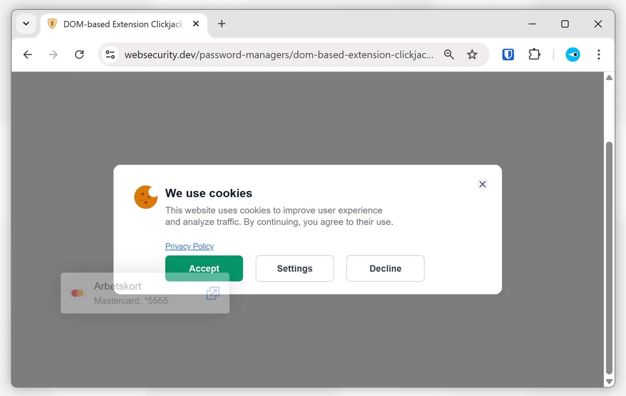 Skärmavbild av demonstrationssajt i Google Chrome. Webbsidan ber användaren godkänna användningen av kakor. Ovanpå acceptera-knappen ligger lösenordshanteraren Bitwardens autofyll-ruta som föreslår sparade betalkortsuppgifter.