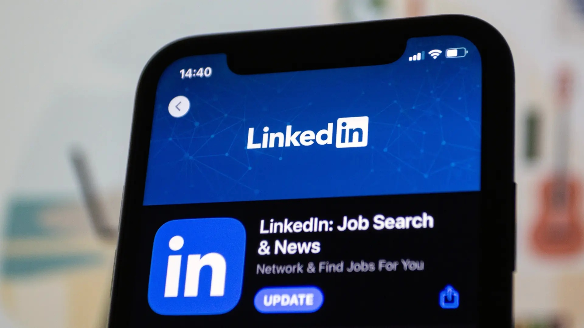 En Iphone visar Linkedin-appen i App Store.