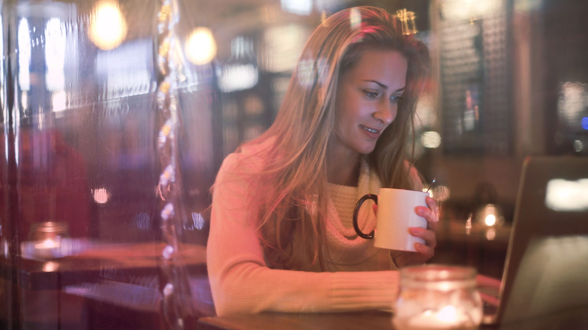 Lär dig känna igen catfishers och romansbedragare.