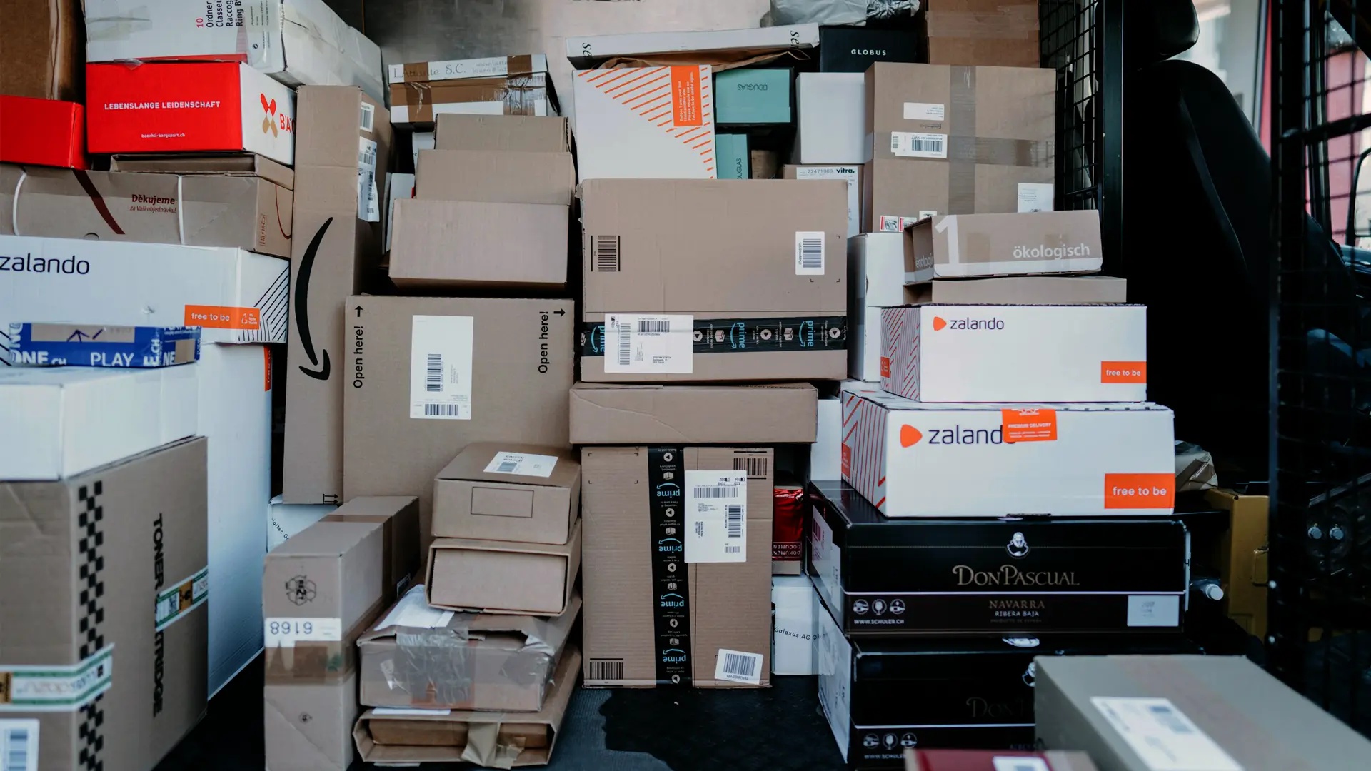 Lastbil full med paket till konsumenter.