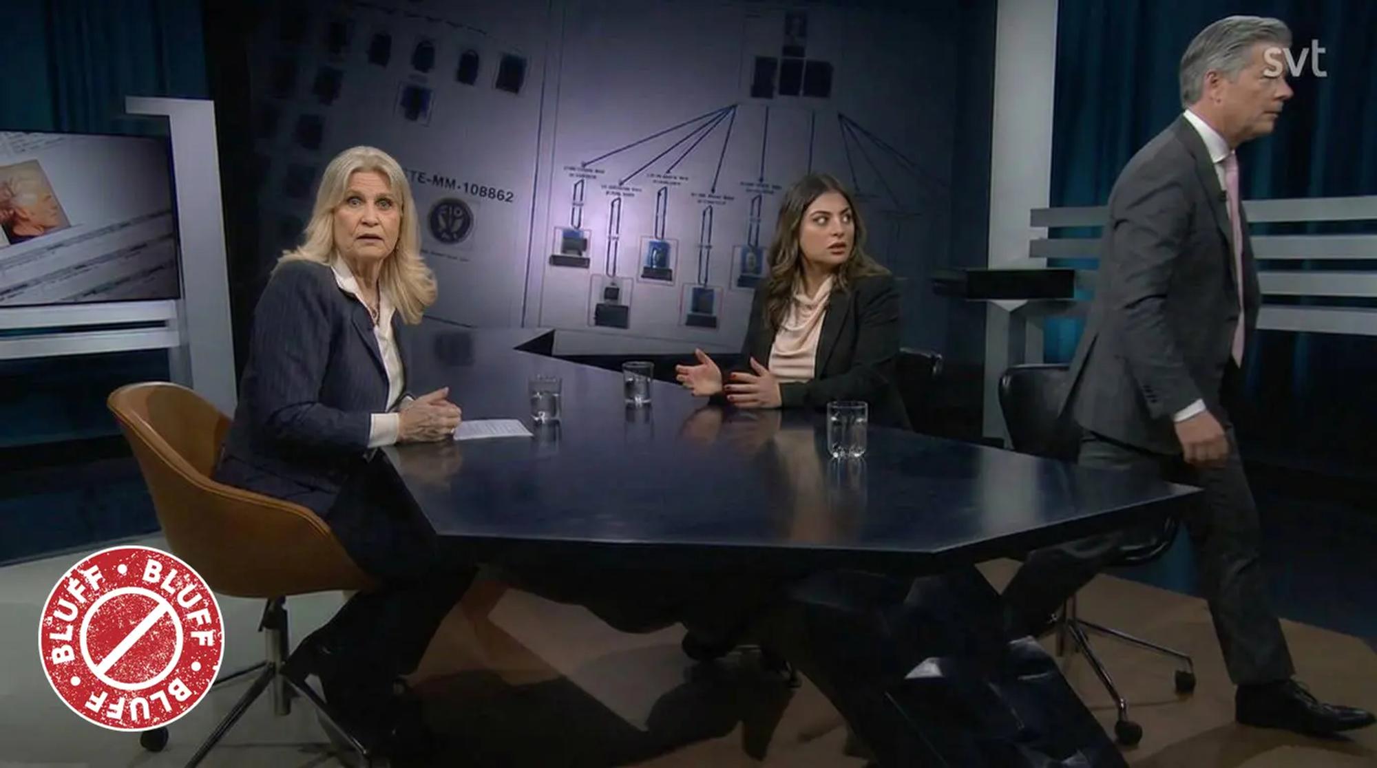 Manipulerad bild som visar Johan Torgebys lämna SVT Agenda-studion. Camilla Kvartoft och Nooshia Dadgostar ser förvånade ut. Texten ”Falsk bild” är stämplad ovanpå.