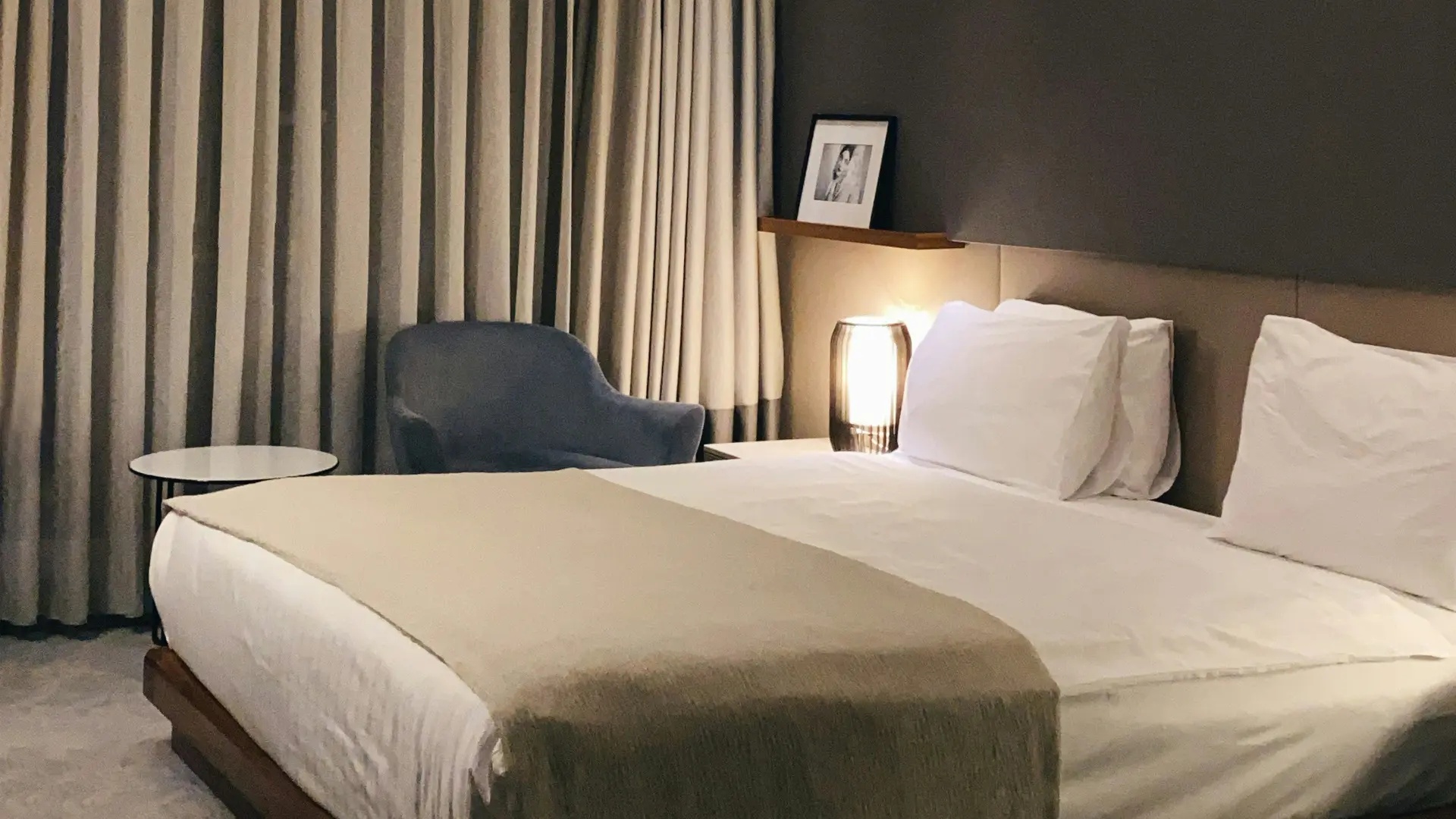 Interiör av hotellrum.