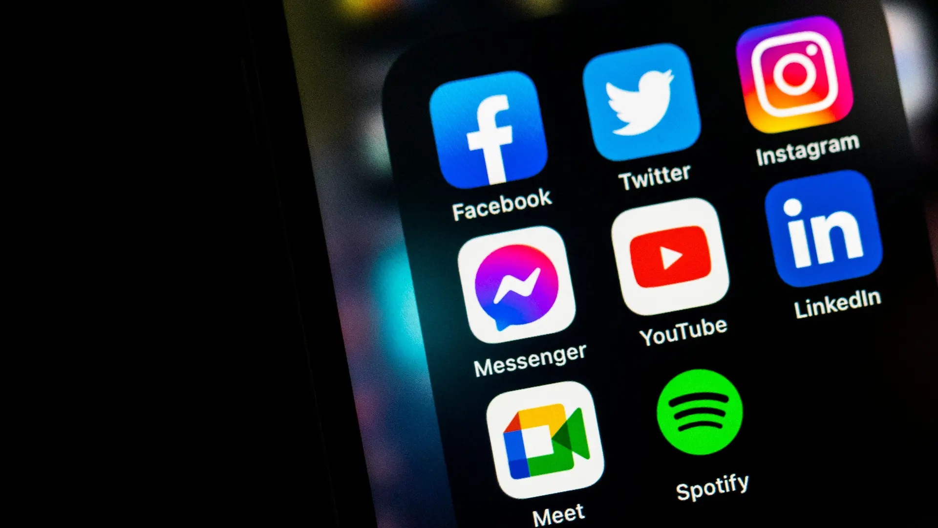 Närbild på Iphone som visar en samling med sociala medier-appar.