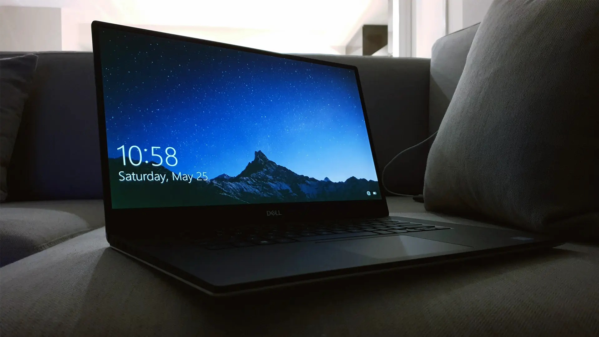 En laptop med Windows 10 visar låsskärmen.