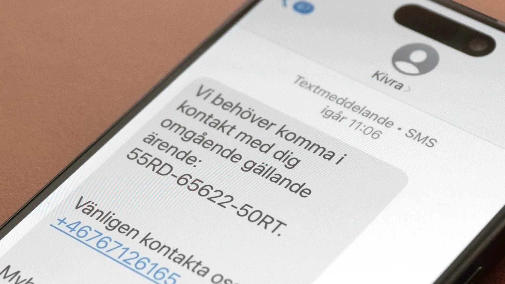 Foto på Iphone som visar ett sms som står att kommer från Kivra. Texten lyder ”vi behöver komma i kontakt med dig omgående gällande ärende 55RD-65622-50RT” följt att ett mobilnummer och hälsningar från Kivra. 