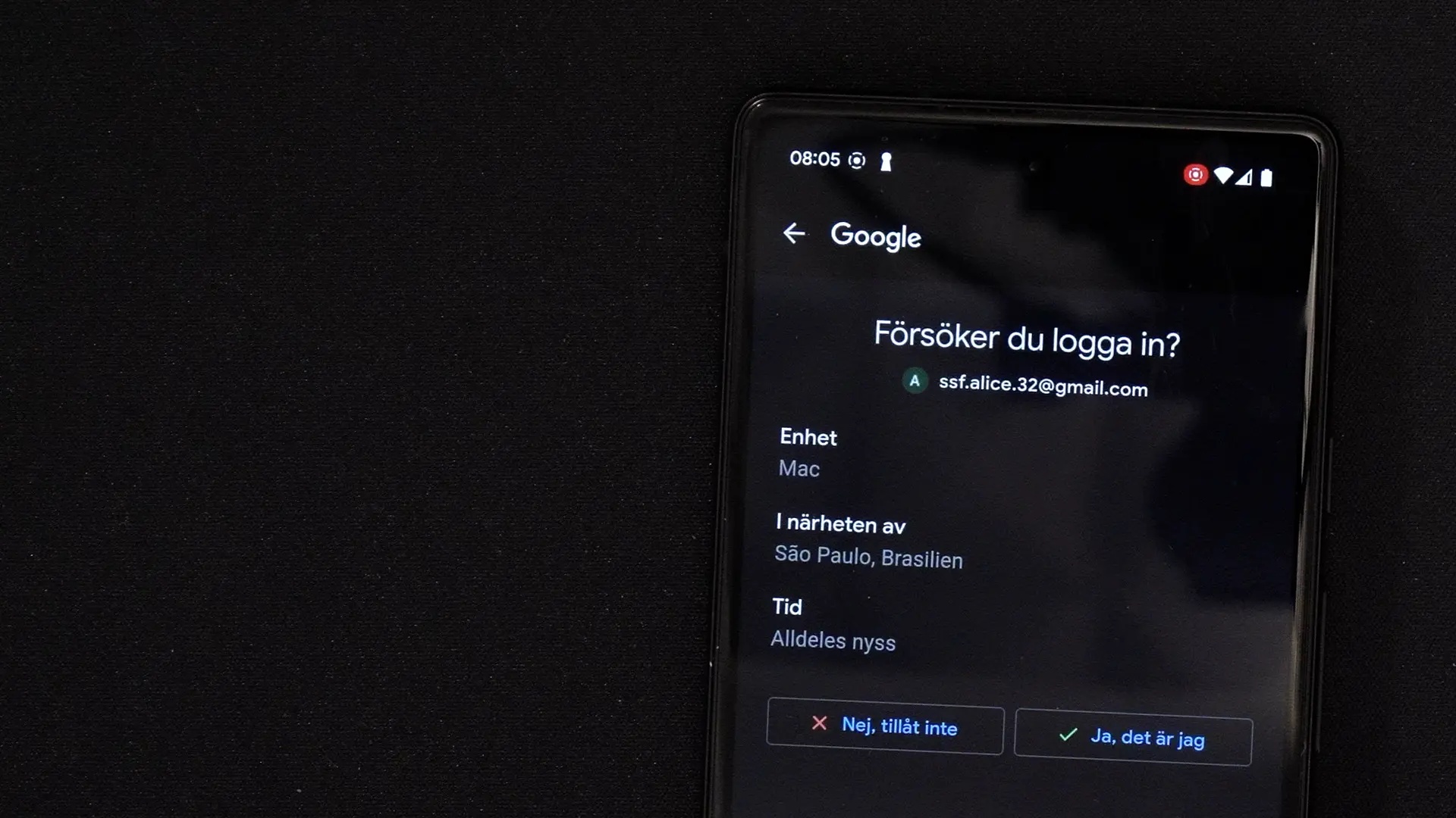 Push-notis på Android-mobil frågar ifall användaren vill godkänna en inloggning från Brasilien.