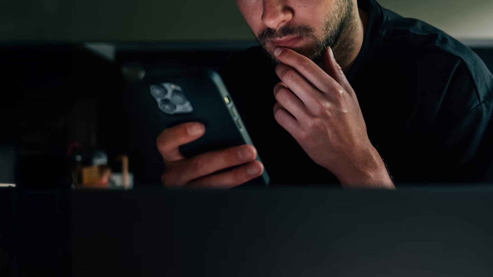 Svartvit bild på förstoringsglas.