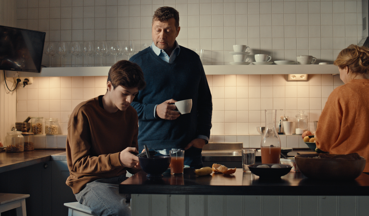 Barn som kollar på sin mobil