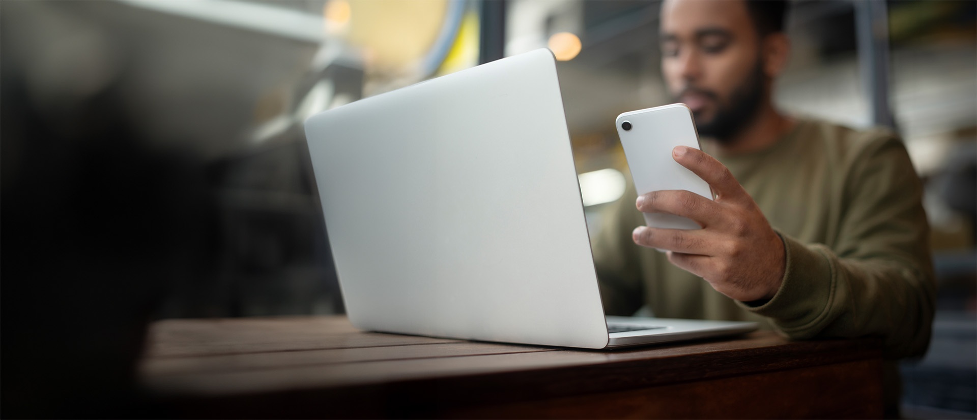 Man sitter framför en laptop och besökt en falsk hemsida