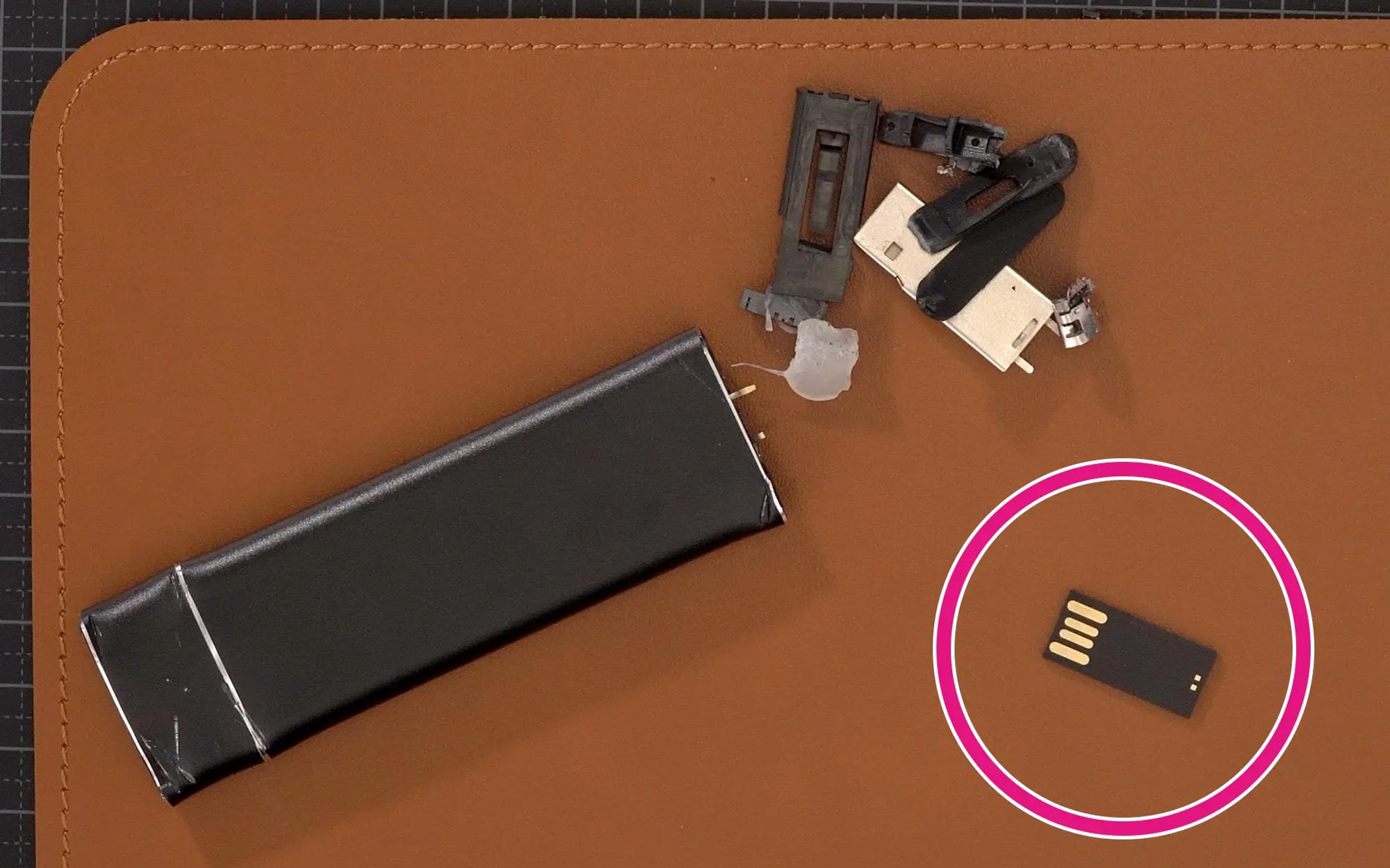 Foto på innehållet i av de falska SSD-diskarna. I ena kanten ligger ett litet usb-minne.