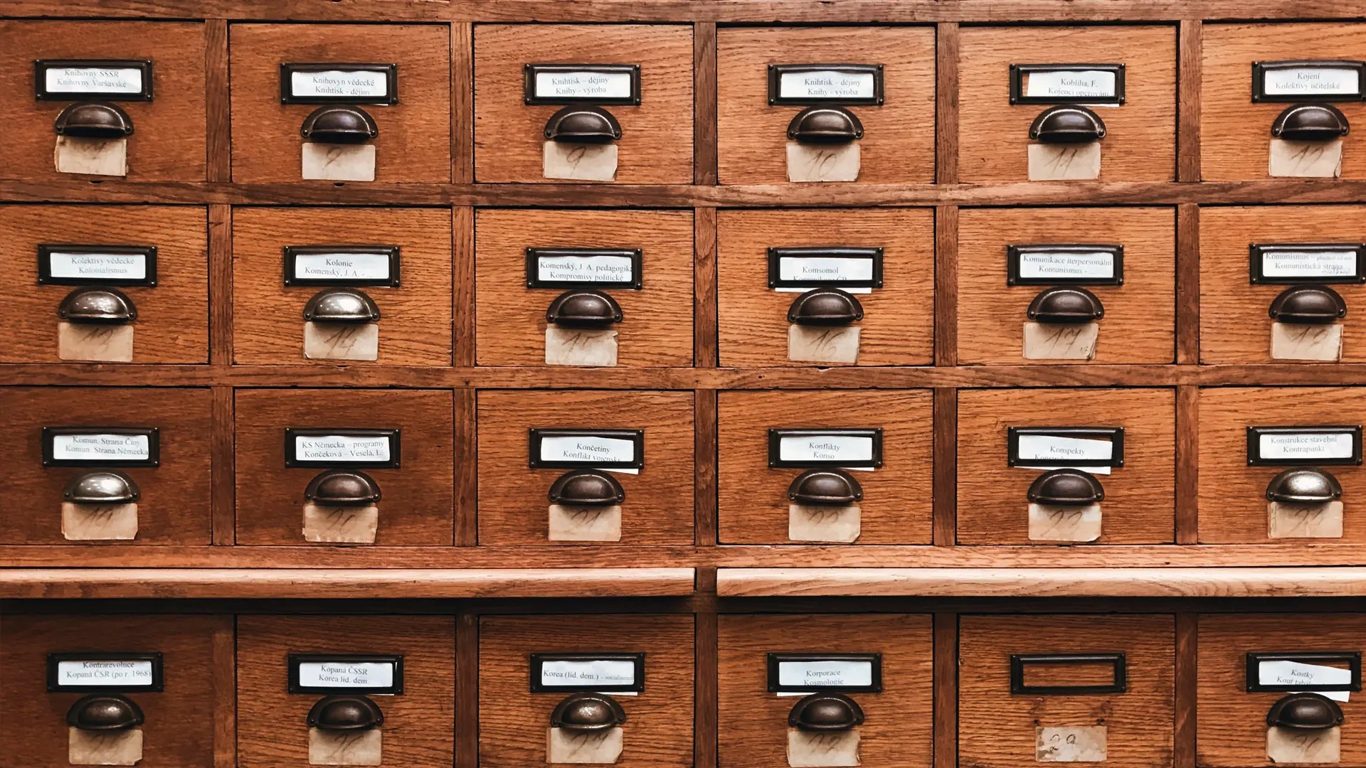 Bild på gammaldags papperskortbaserat register.