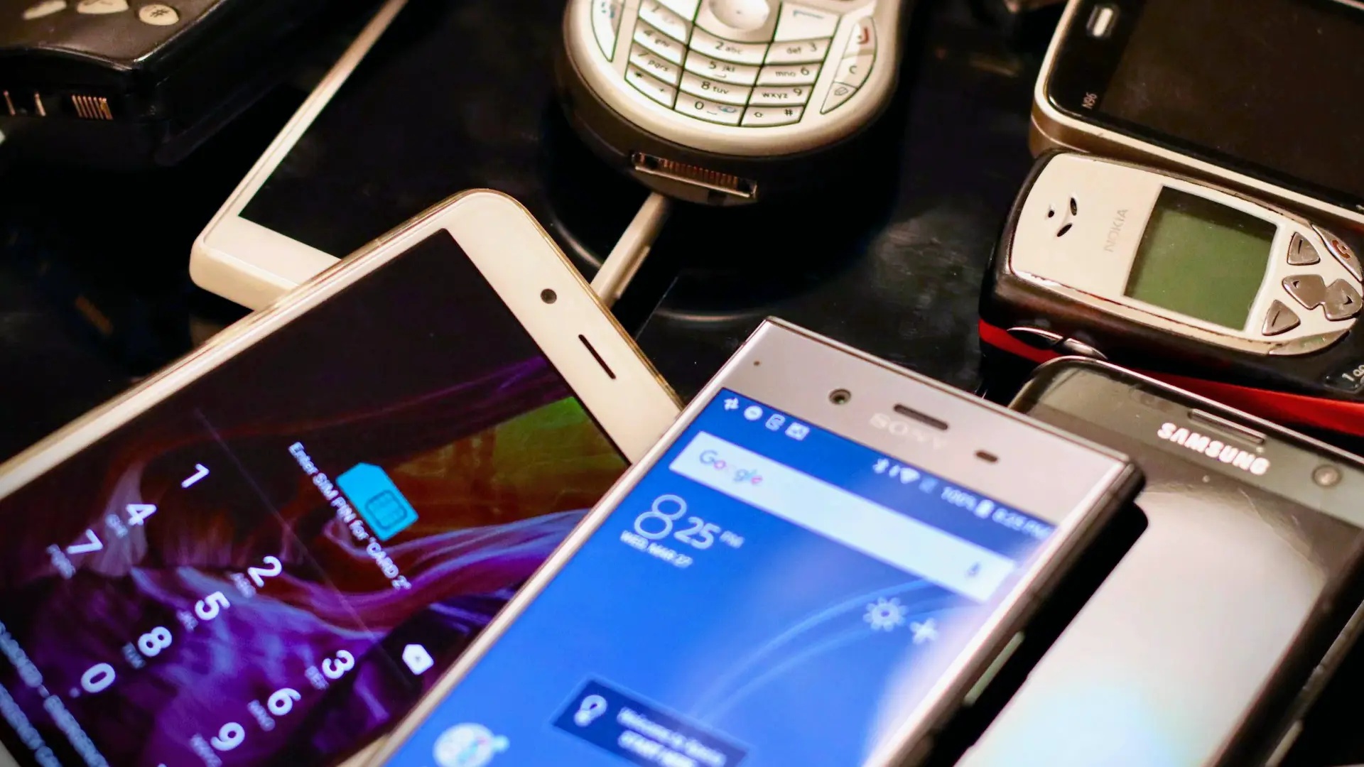 Hög med mobiler från tidigt 00-tal till sent 10-tal.