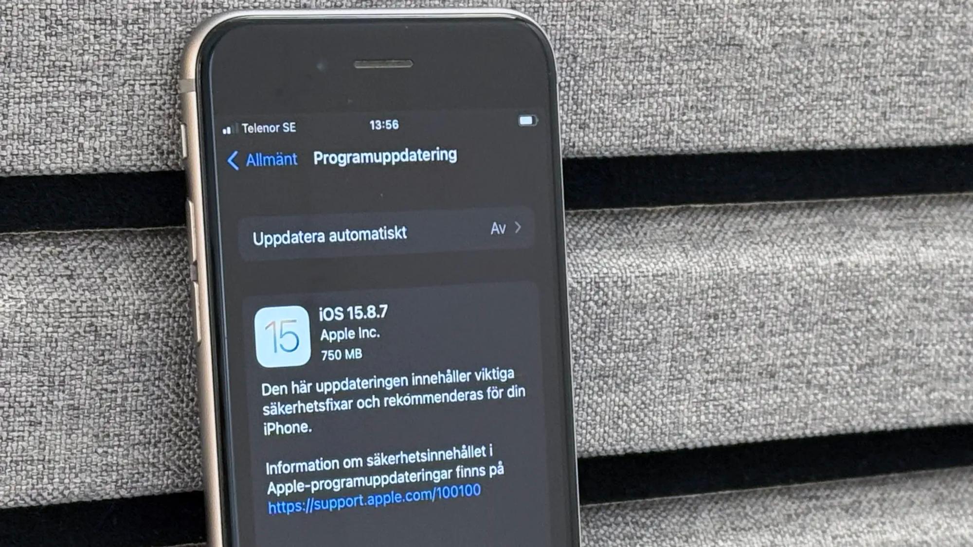 Närbild på Iphone 6s som visar att det finns en programuppdatering tillgänglig. Det står att ”uppdateringen innehåller viktiga säkerhetsfixar och rekommenderas för din Iphone”.