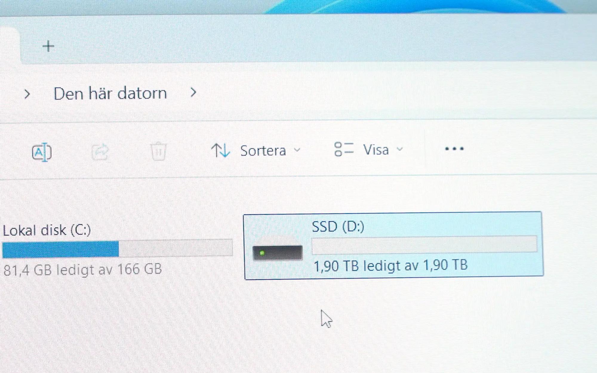 Fotografi av datorskärm som visar Utforskaren i Windows. En SSD-disk som påstås rymma 1,90 TB är markerad.
