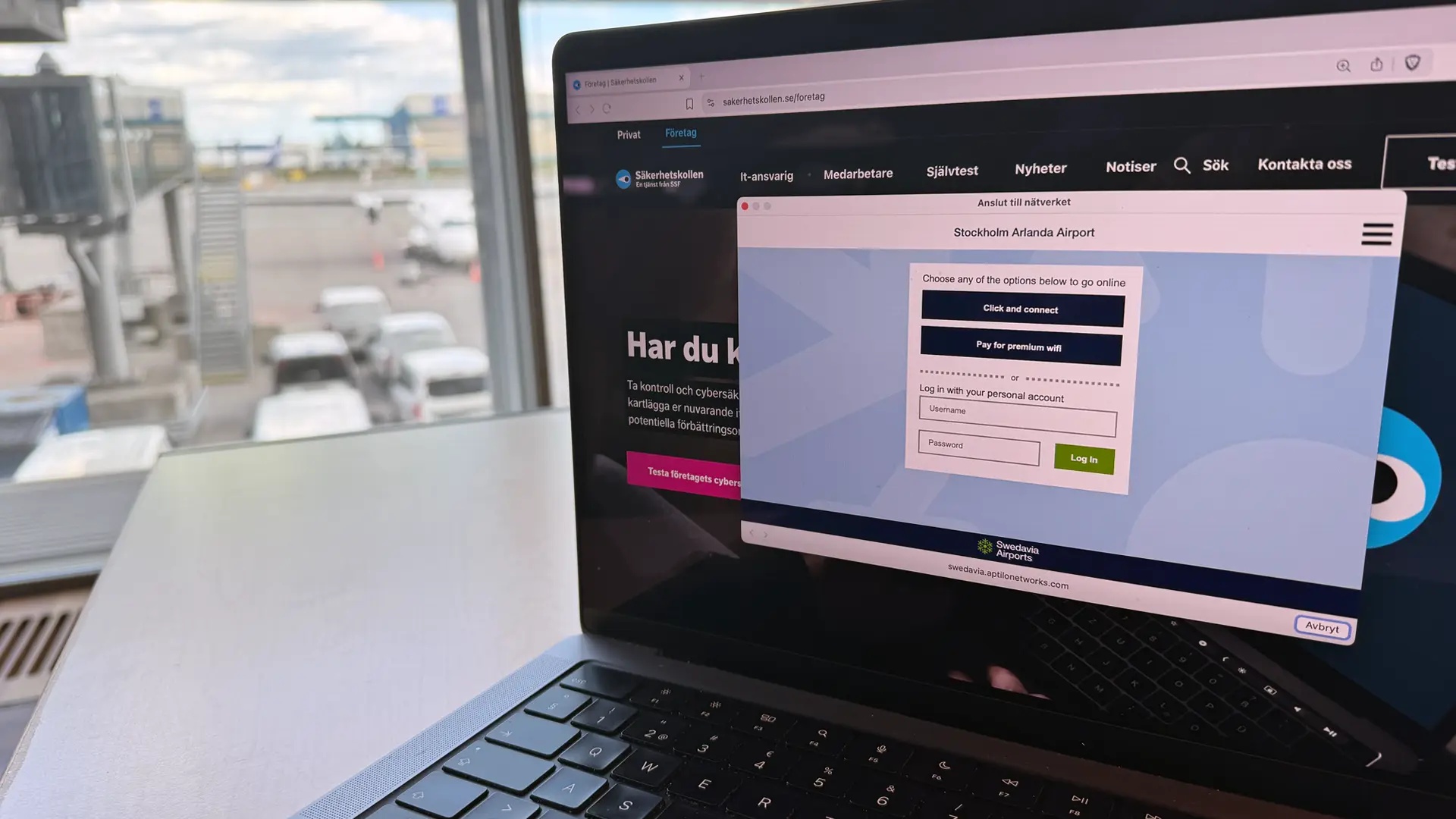 Bärbar dator på flygplats. På skärmen syns Swedavias inloggingsskärm för wifi.