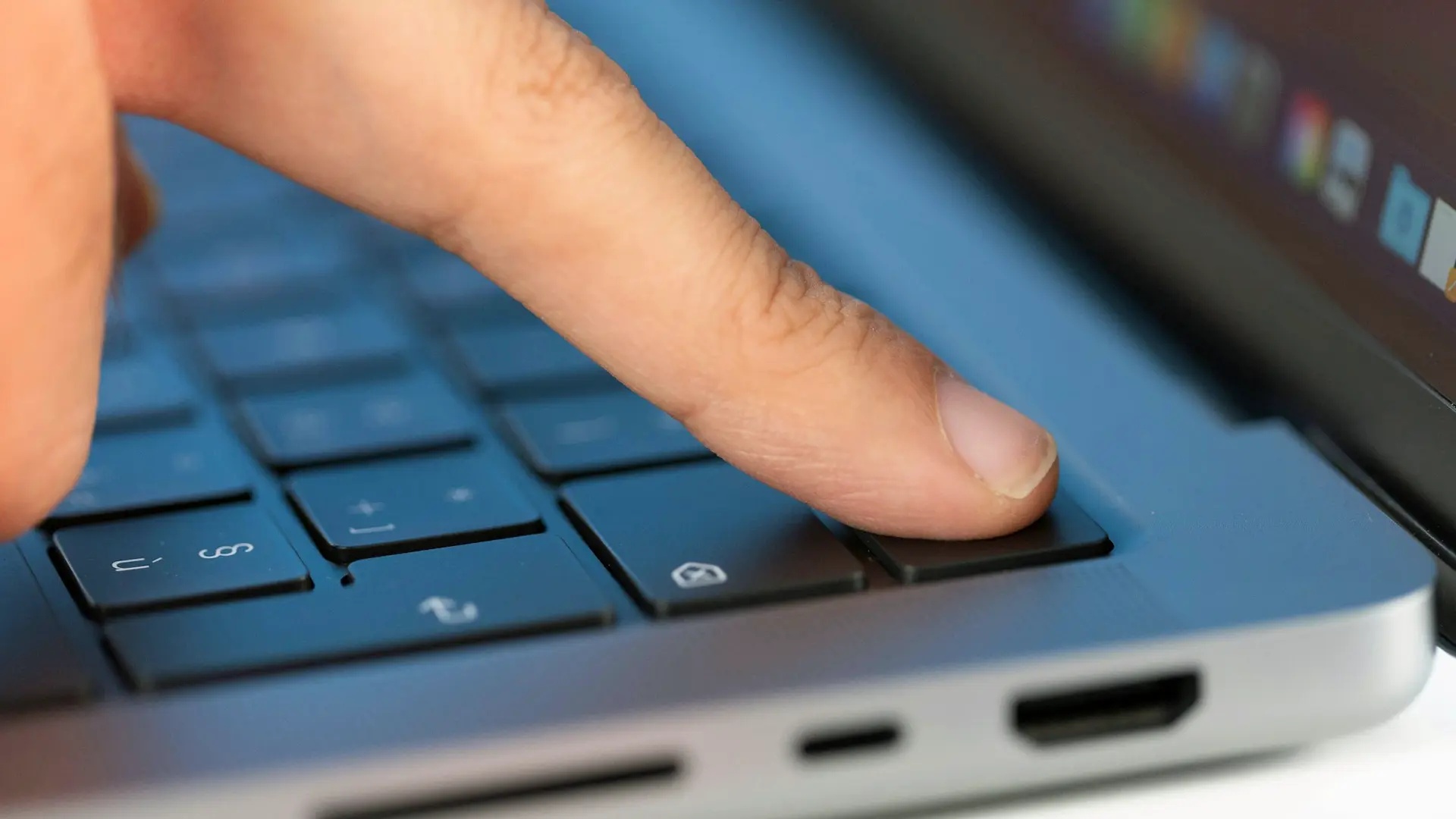 Användare låser upp Macbook med fingeravtrycksläsaren Touch-id.