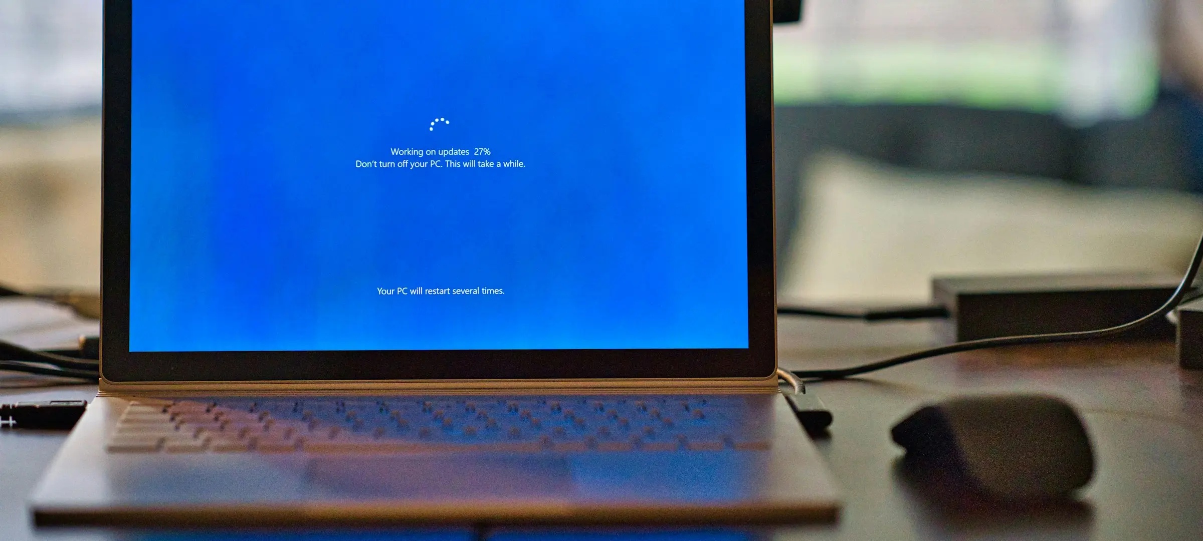 Dator som kör Windows 10 installerar uppdateringar. 