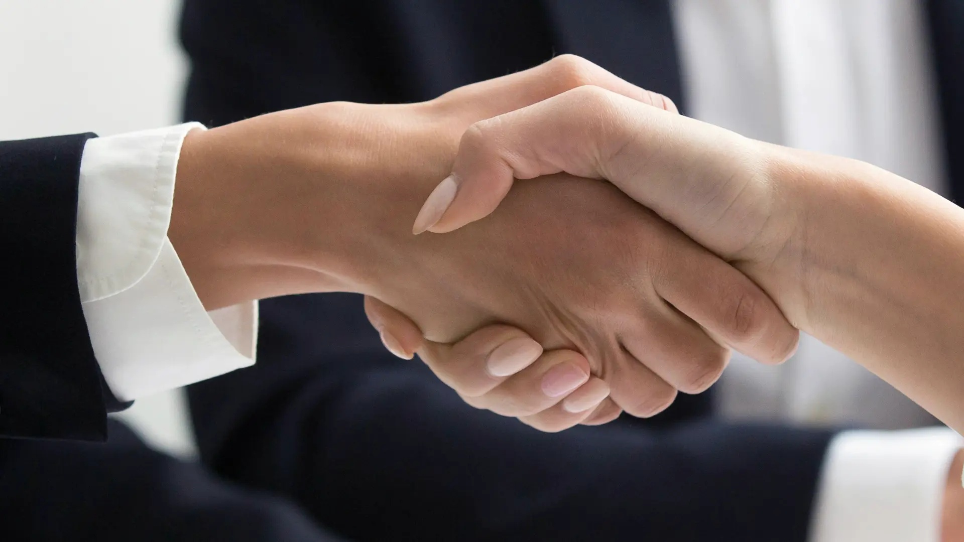 Handslag mellan två personer vid ett företagsmöte.