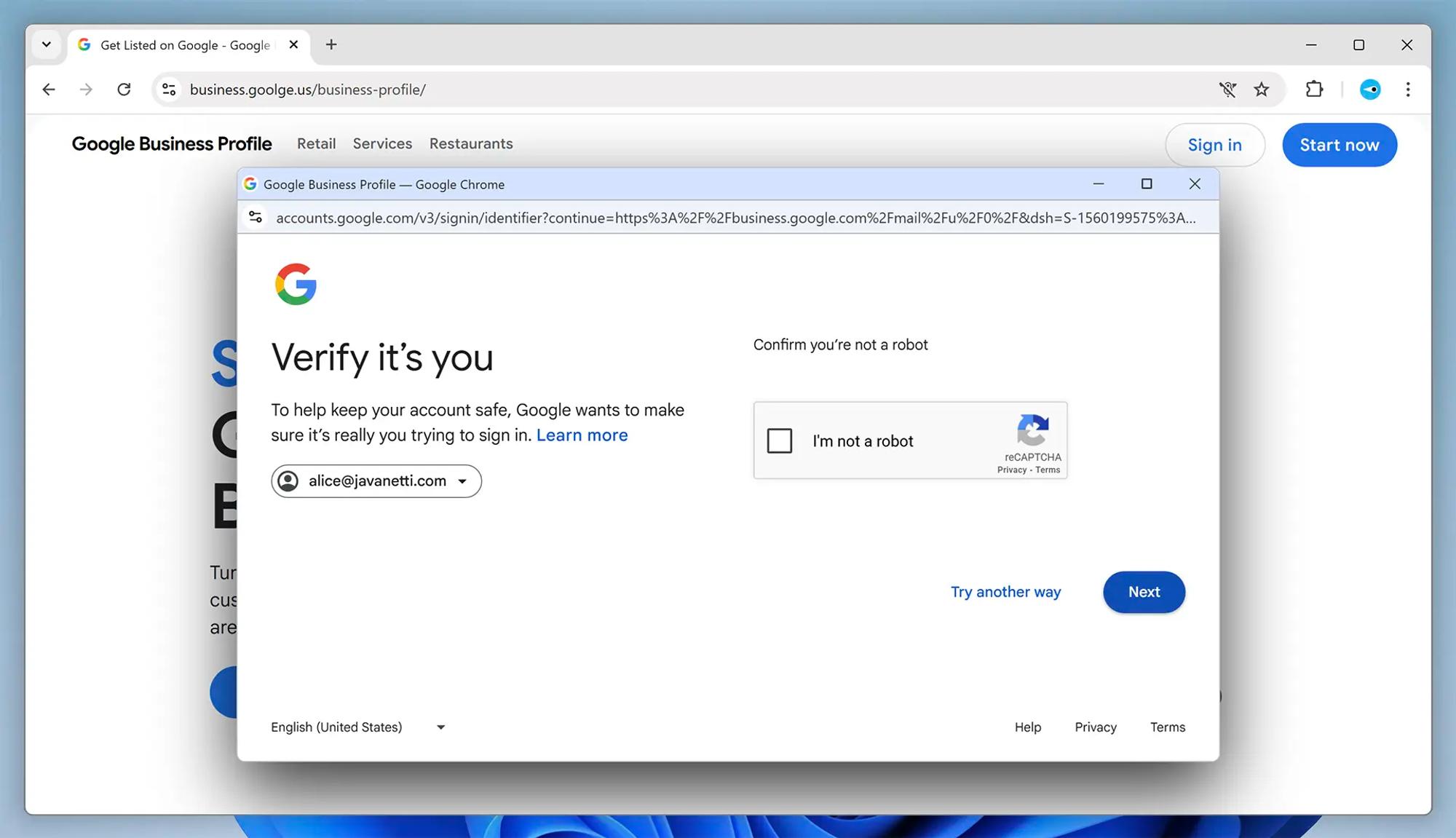 Skärmavbild av skadlig webbsida i Chrome på Windows 11. Intill uppmaningen ”Verify it’s you” syns en ruta med texten ”I’m not a robot” och Recaptchas logotyp.