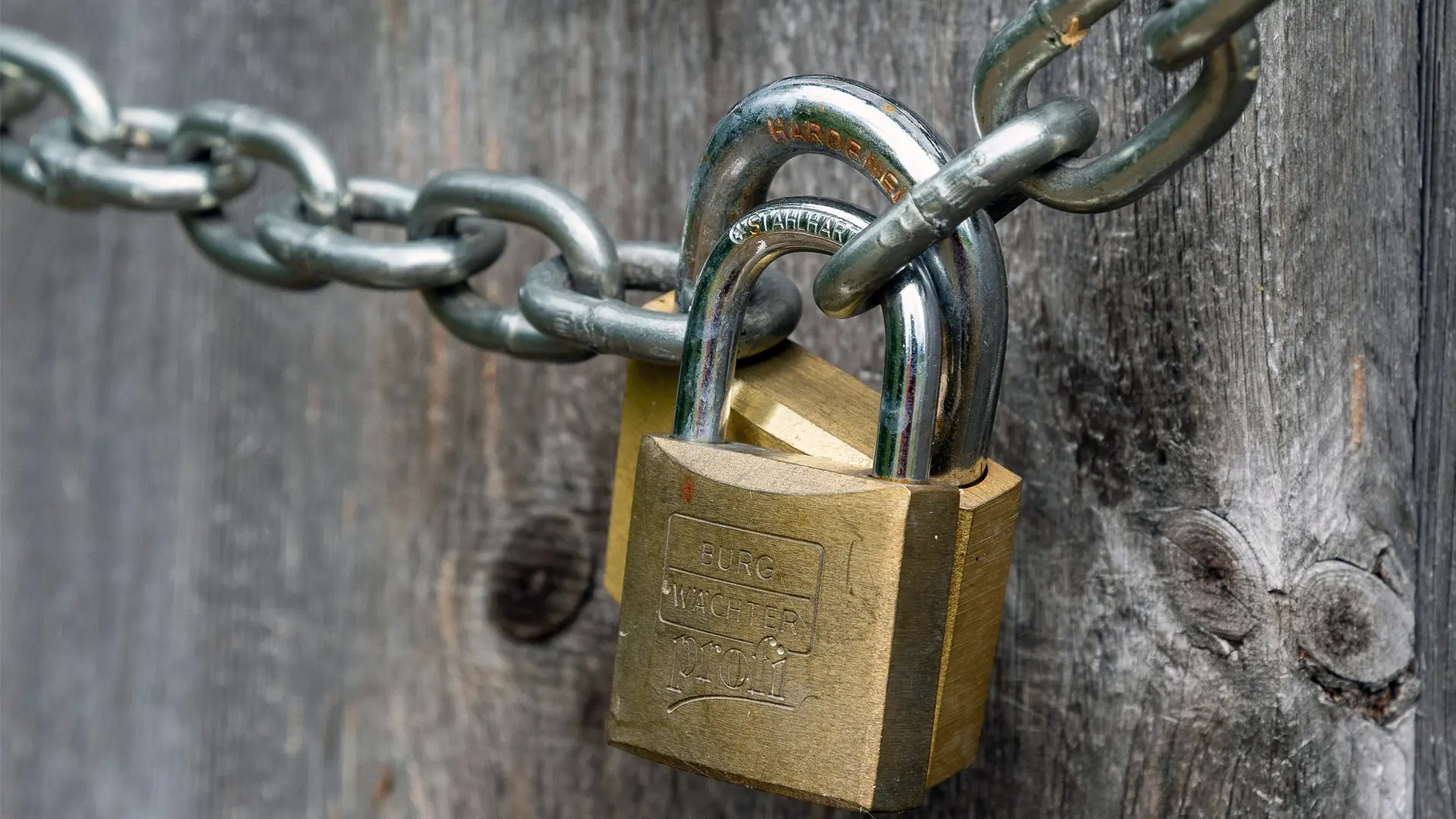 Bild på en kedja med dubbla hänglås.