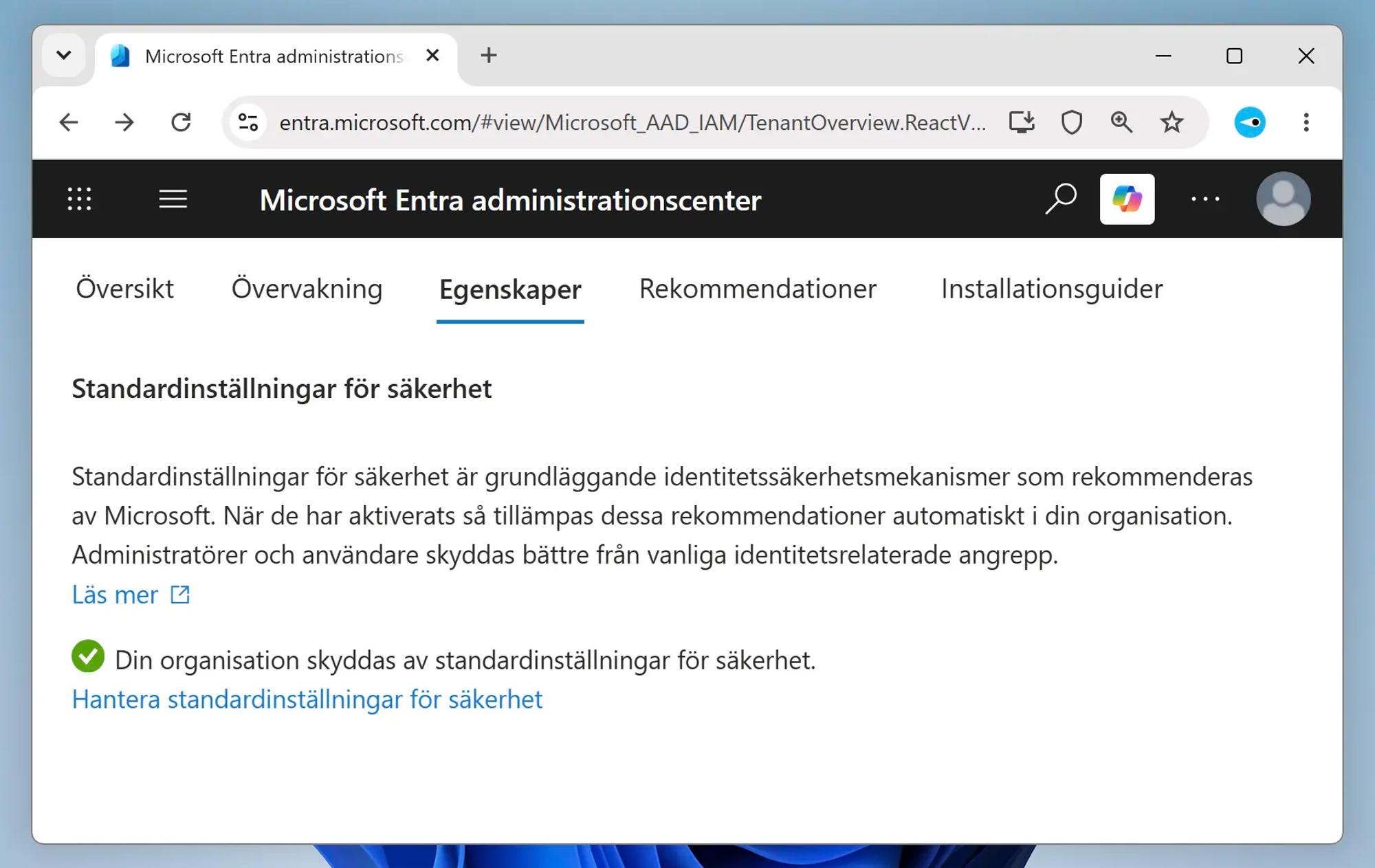 Skärmavbild av Microsoft Entra administrationscenter som visar en grön bock och beskrivningen ”din organisation skyddas av standardinställningar för säkerhet”.