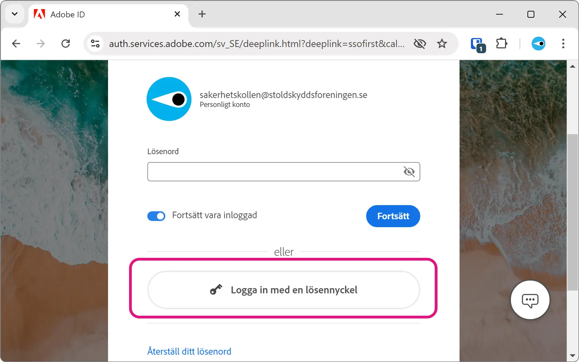Skärmavbild av Adobes inloggningssida. Under lösenordsfältet finns en stor knapp med texten ”Logga in med en lösennyckel”.