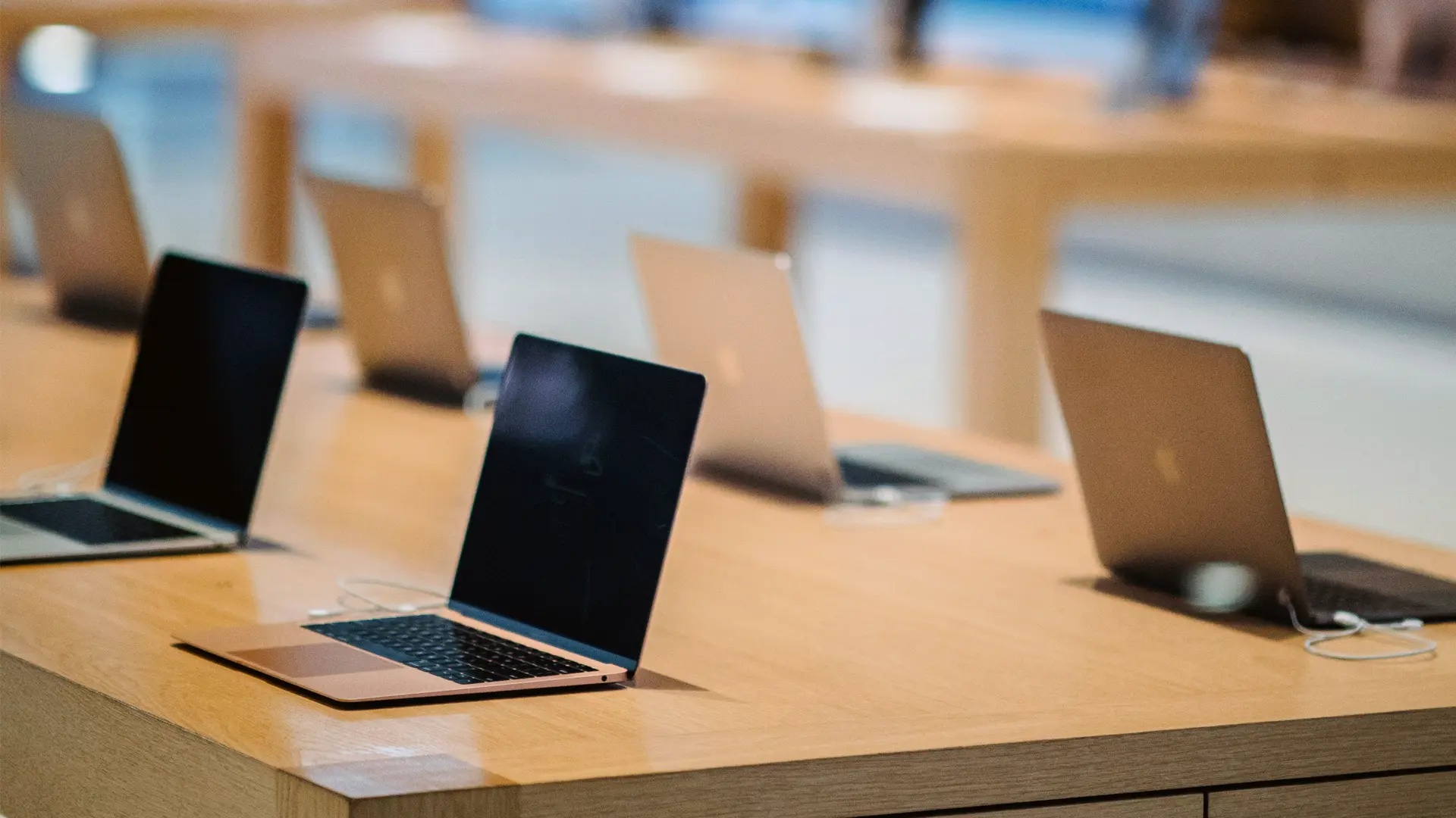 På ett bord i en elektronikbutik står flera Macbook-datorer uppradade. 