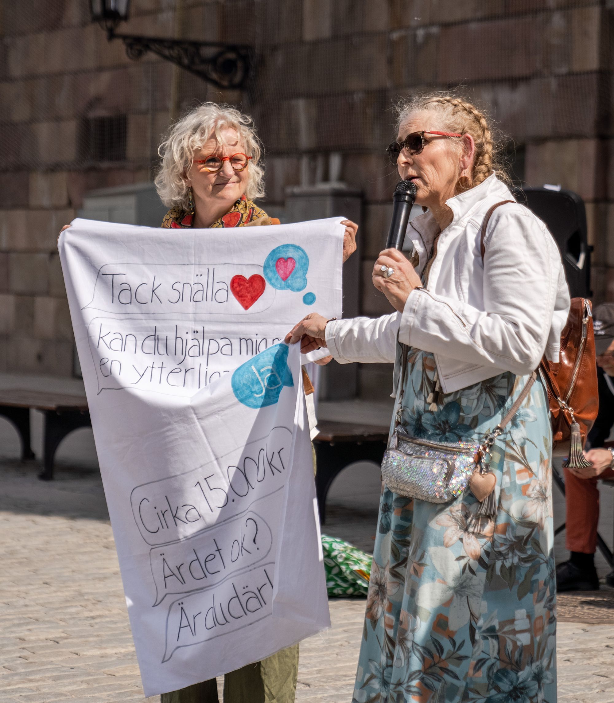Gitte Pålsson och Åsa Ikekhua vid demonstrationen på Mynttorget.