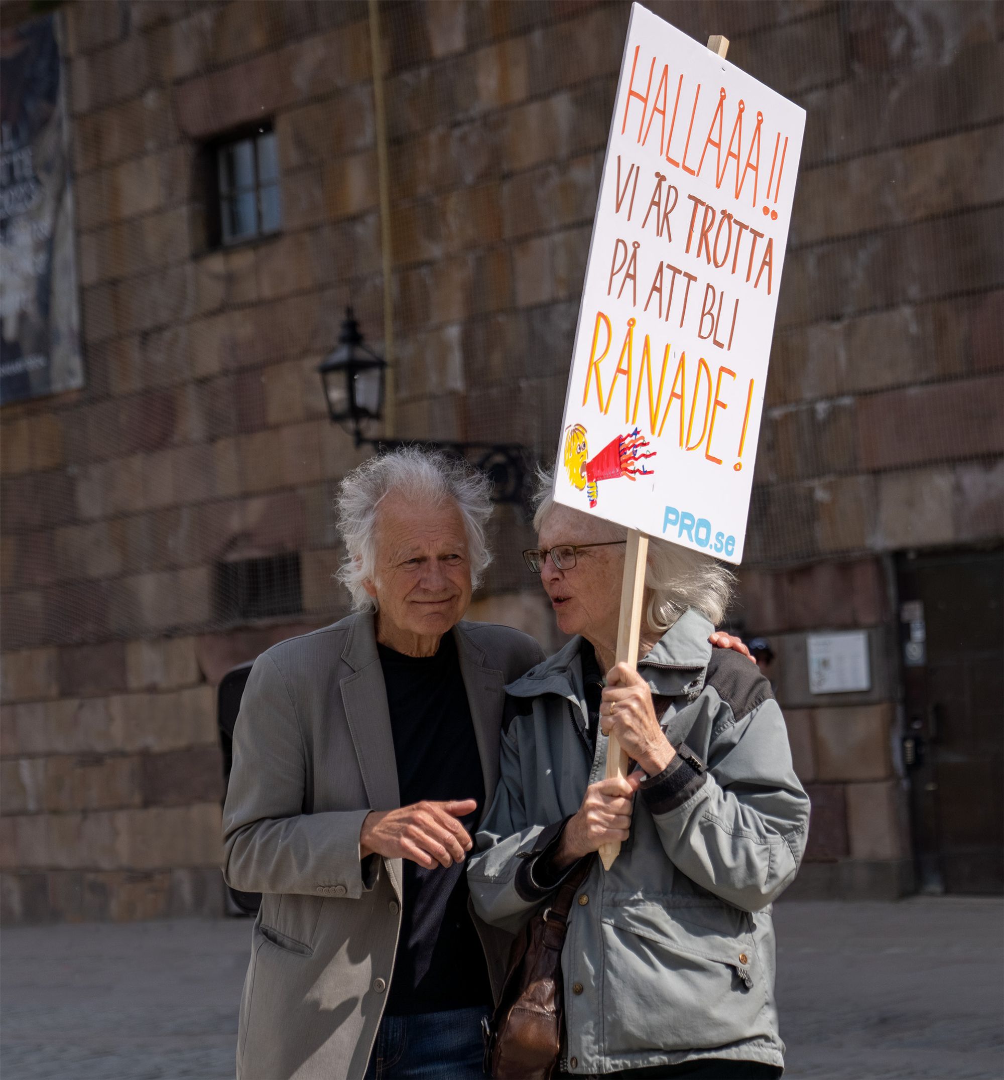 Per Sundgren med fru, som blivit lurade av en telefonbedragare och förlorat över 100 000 kronor, var också på plats för att delta i demonstrationen. Foto: Rasmus Thuritz