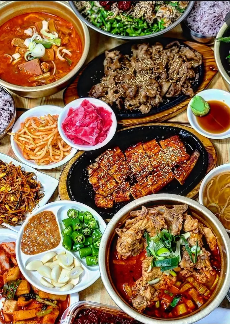 서울맛집 상차림, 감자탕과 숯불양념돼지불고기, 장어구이와 반찬들