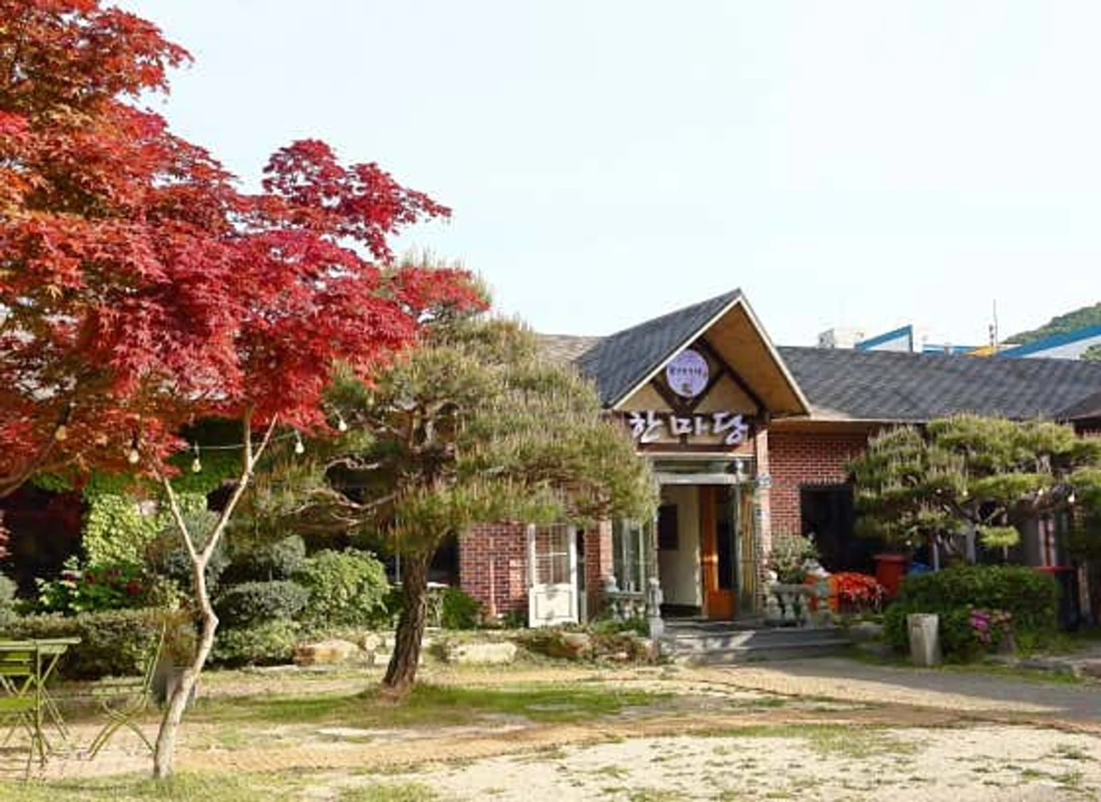 울산 울주군 언양불고기 한마당한우촌 외관, 정원과 단풍나무