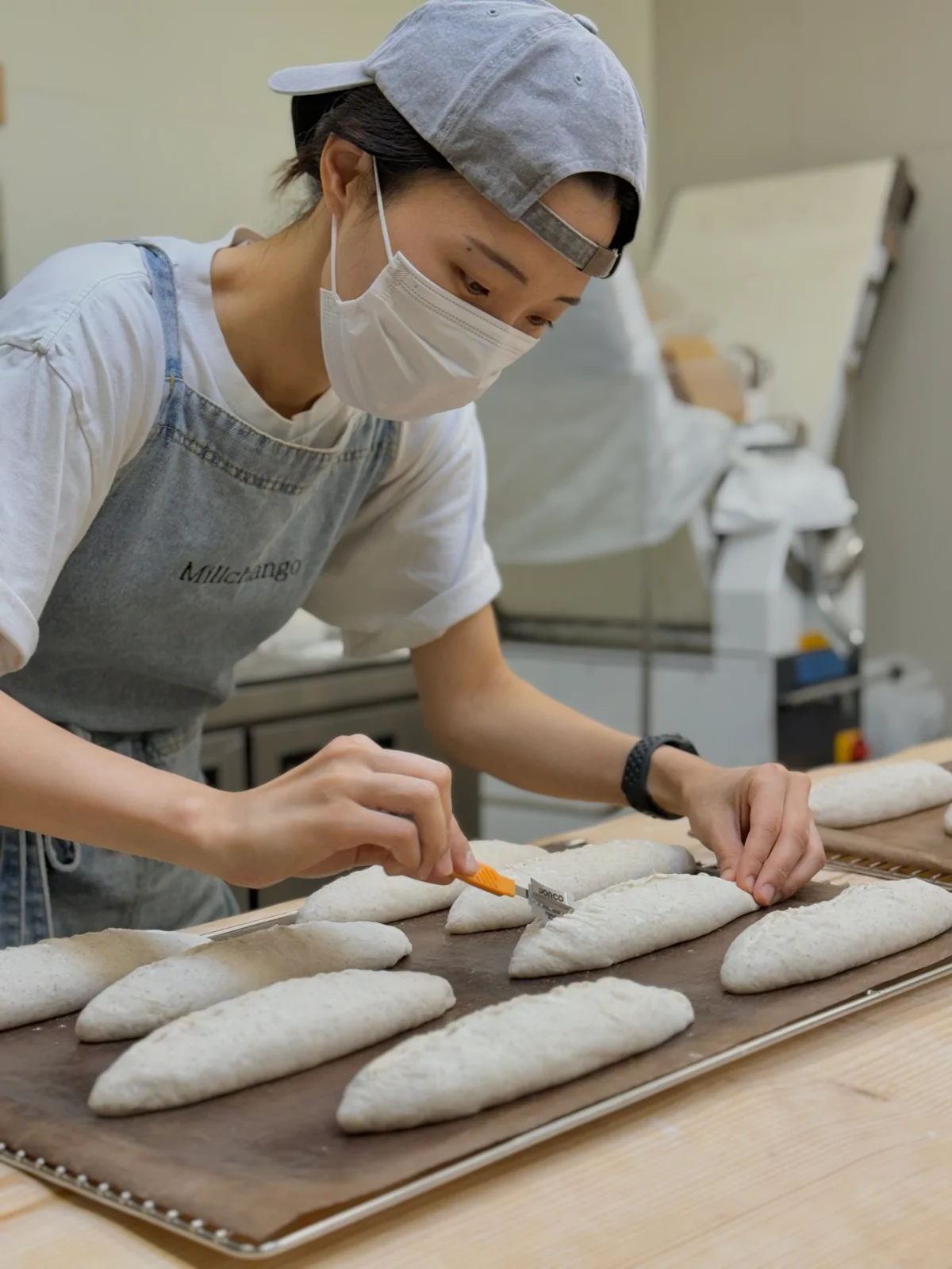 밀창고에서 바게트 반죽을 스코어링하는 모습