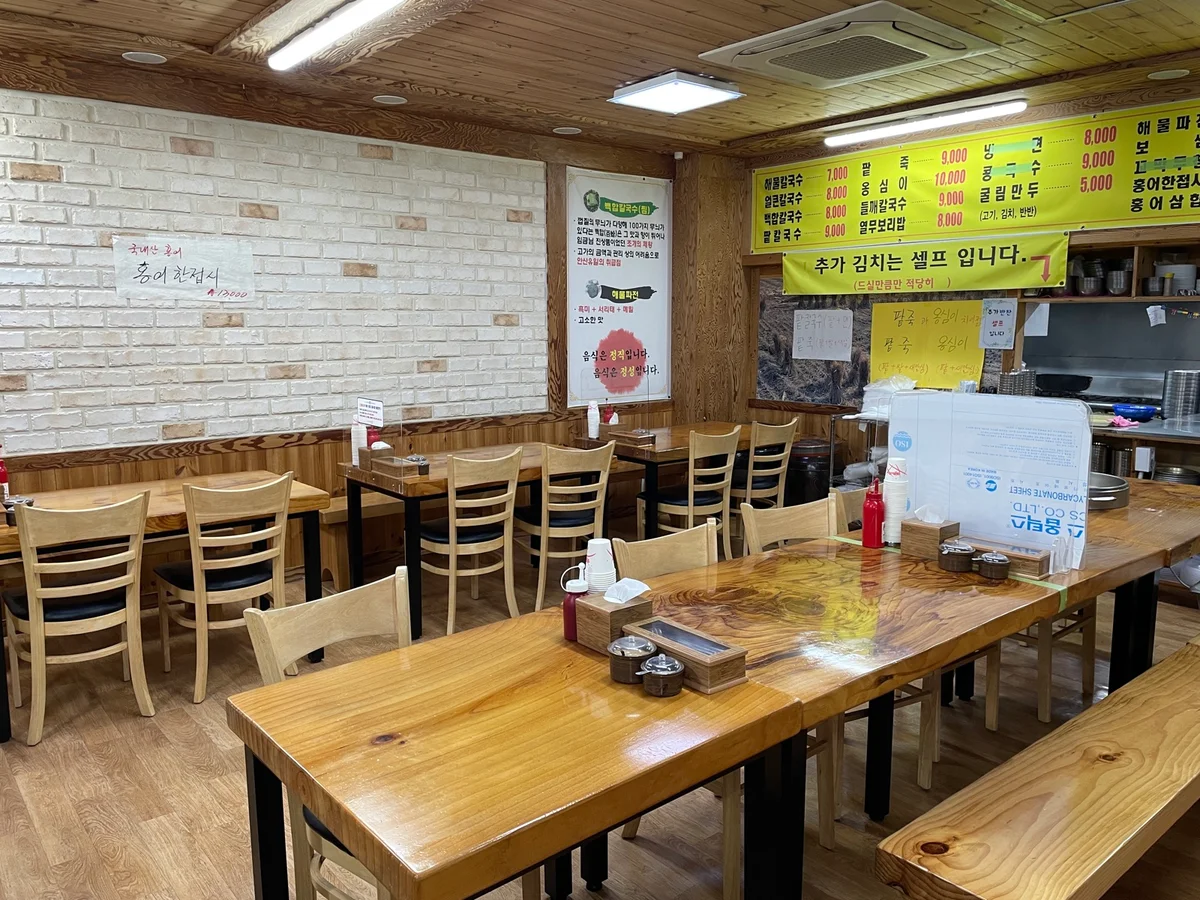 이조칼국수 매장 내부, 벽면 메뉴판과 테이블