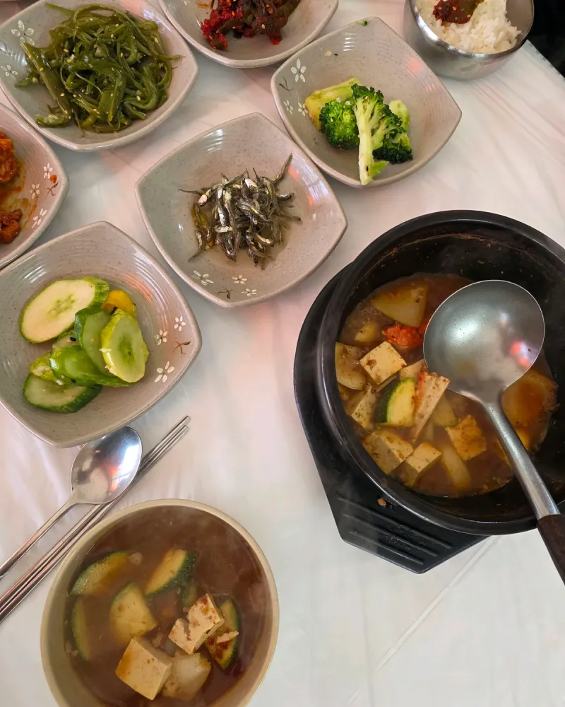 경동식당 매운탕과 반찬 한 상, 강원 동해 묵호 식당